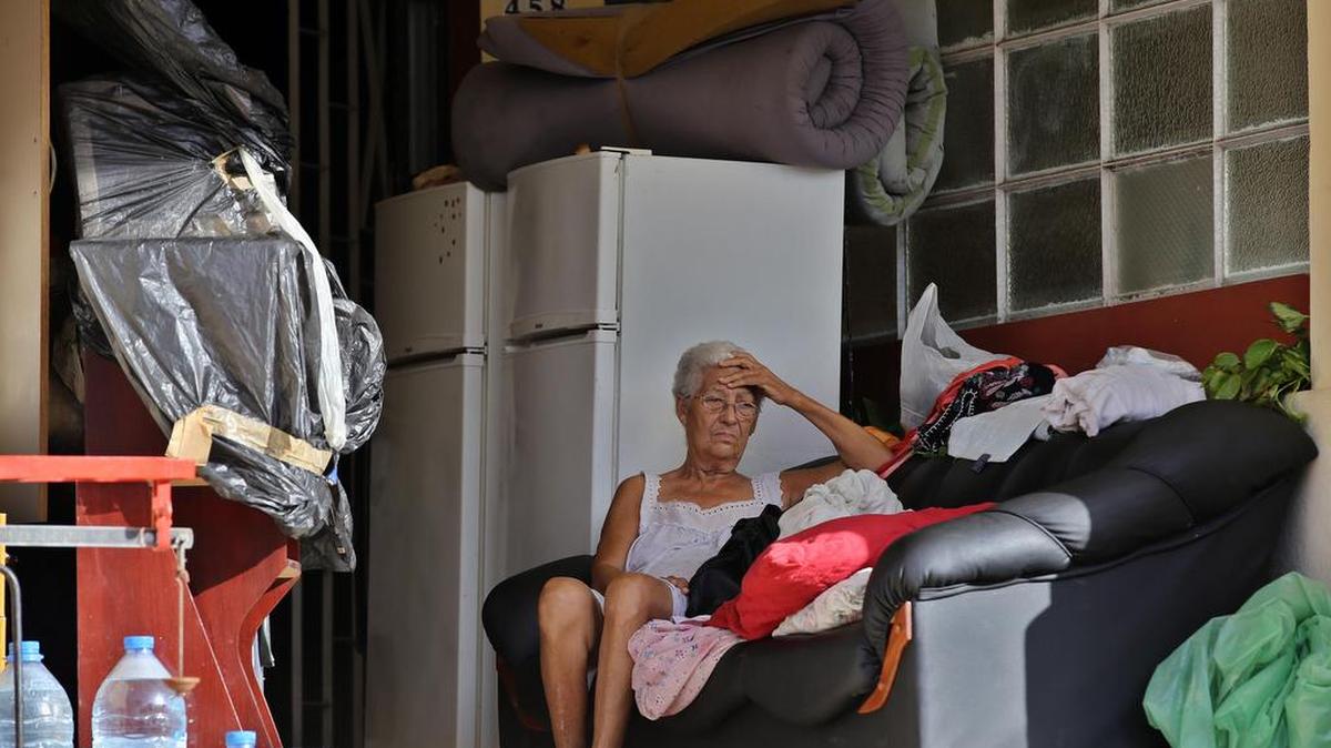 Una mujer espera en medio de sus pertenencias afectadas por las inundaciones generadas tras el paso del del huracán Irma, el martes 12 de septiembre de 2017, en La Habana, Cuba.