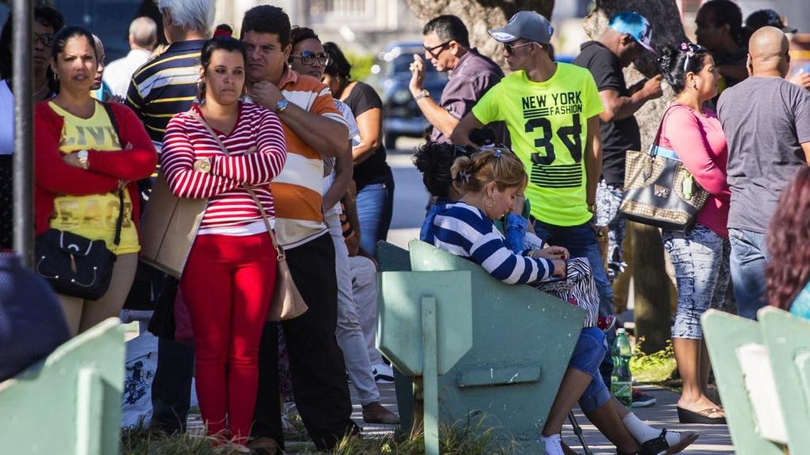 Un grupo de personas espera en cola el miércoles –el día siguiente a la elección presidencial en EEUU– para los trámites de visa en la Embajada de Estados Unidos en La Habana.