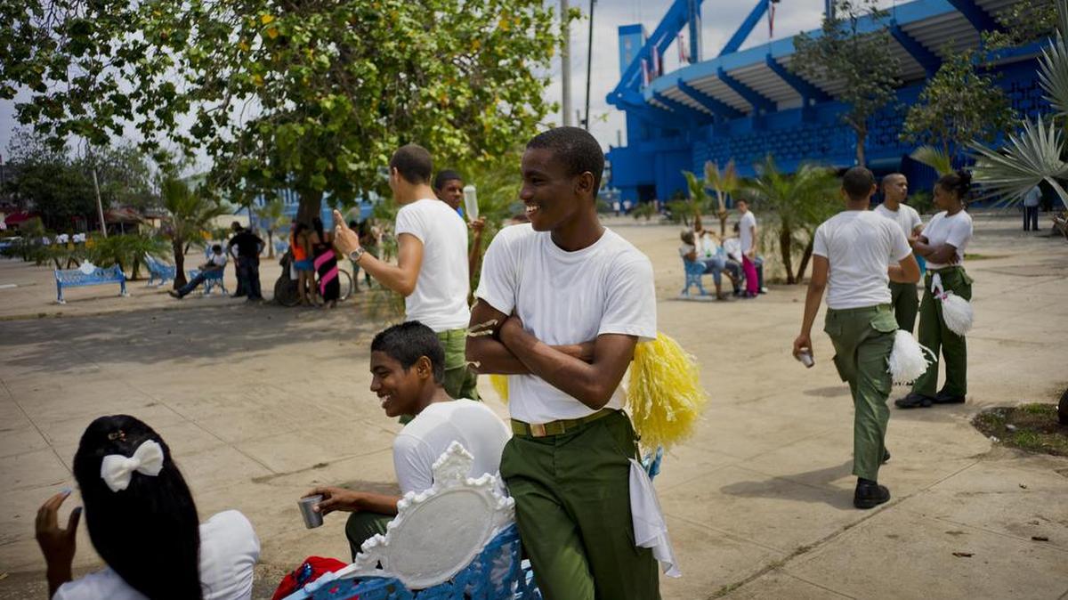 Foto de archivo. Cadetes de la academia militar descansan antes de una sesión de prácticas en el estadio Latinoamericano, el viernes 18 de marzo de 2016.