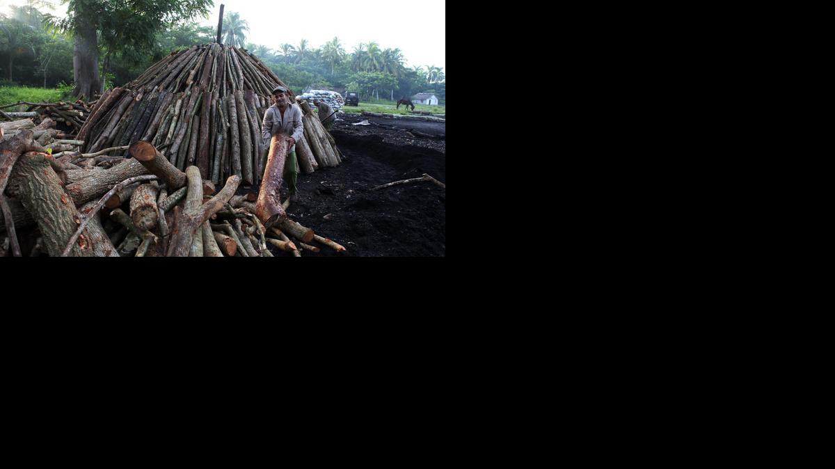 
Un trabajador monta un horno de carbón en Nueva Paz, Cuba. 
