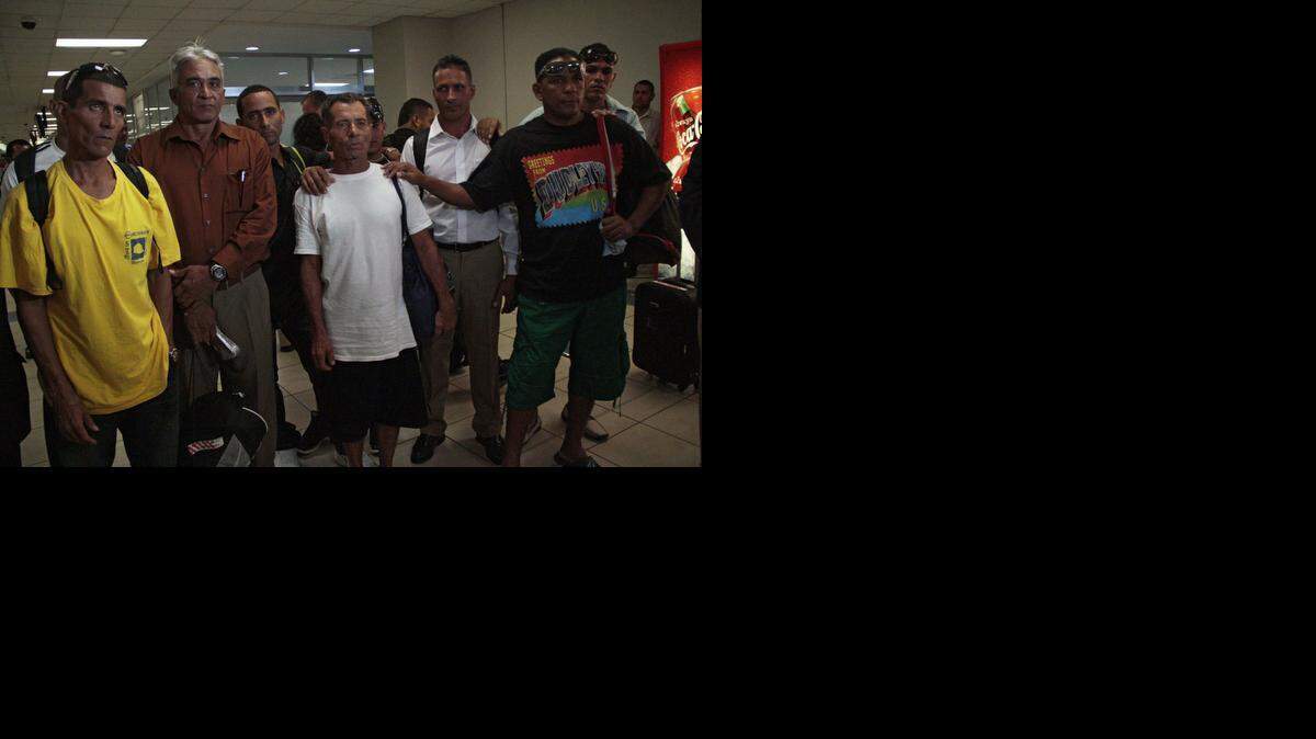 
Cubanos refugiados llegan al aeropuerto internacional de Panamá procedentes de Bahamas en septiembre pasado. El gobierno panameño les otorgó asilo y luego en febrero de este año concedió residencia a algunos de ellos. 
