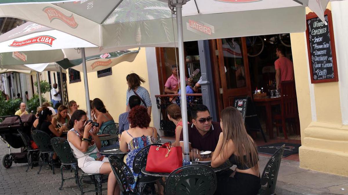 Varios turistas almuerzan en un restaurante privado en La Habana (Cuba) el lunes 17 de octubre de 2016. 