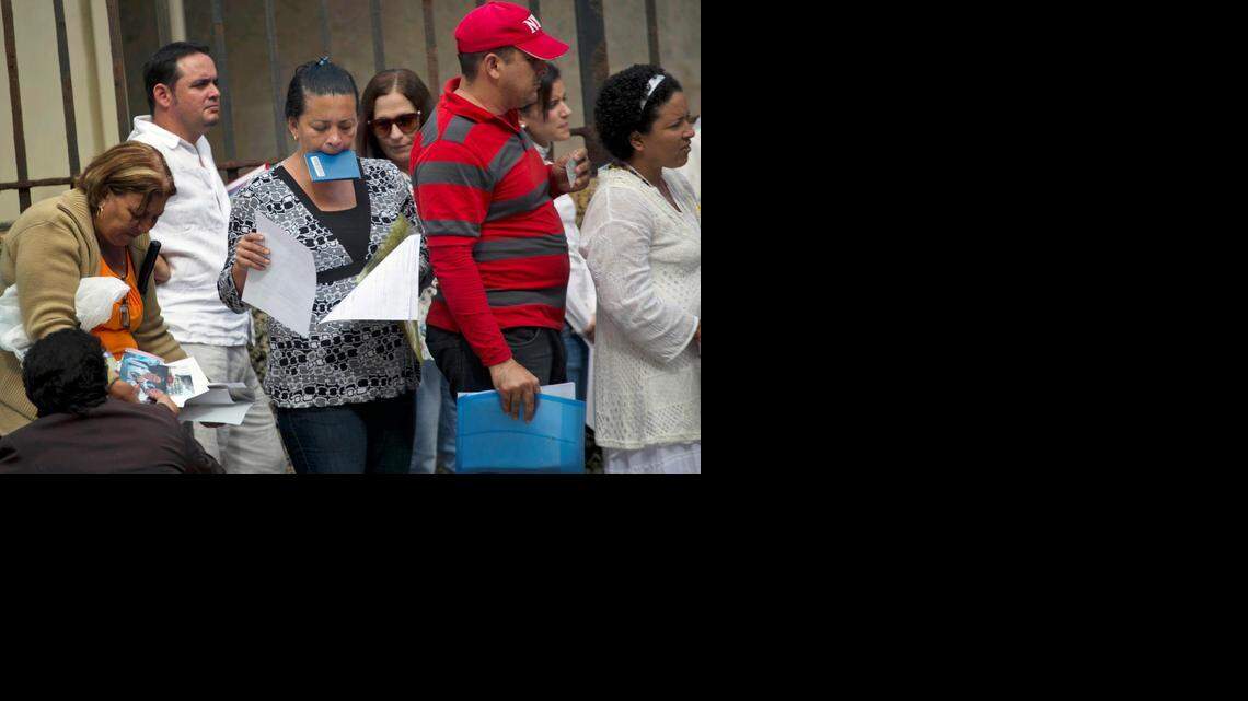 
Varias personas hace fila en la Sección de Intereses de Estados Unidos en La Habana, el pasado 8 de enero. Durante este año fiscal y hasta el 10 de septiembre, 16,933 cubanos entraron sin visa a Estados Unidos, 4,642 más que el año pasado, según cifras obtenidas por el Nuevo Herald.
