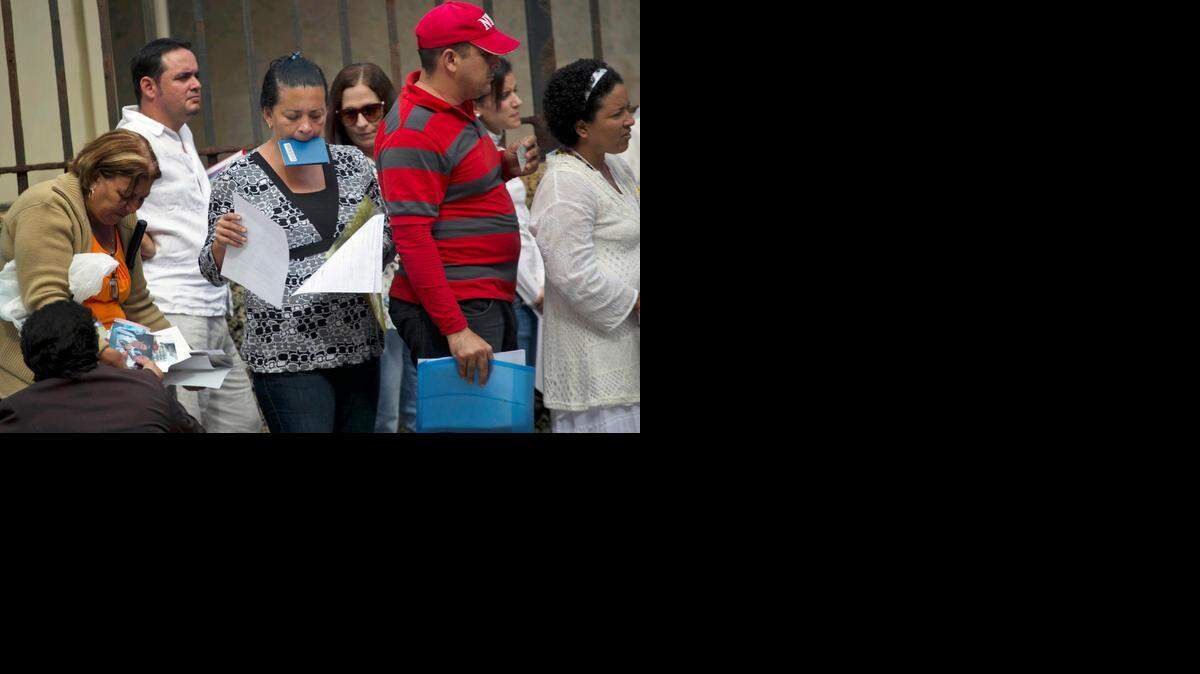
Varias personas hace fila en la Sección de Intereses de Estados Unidos en La Habana, el pasado 8 de enero. Durante este año fiscal y hasta el 10 de septiembre, 16,933 cubanos entraron sin visa a Estados Unidos, 4,642 más que el año pasado, según cifras obtenidas por el Nuevo Herald.
