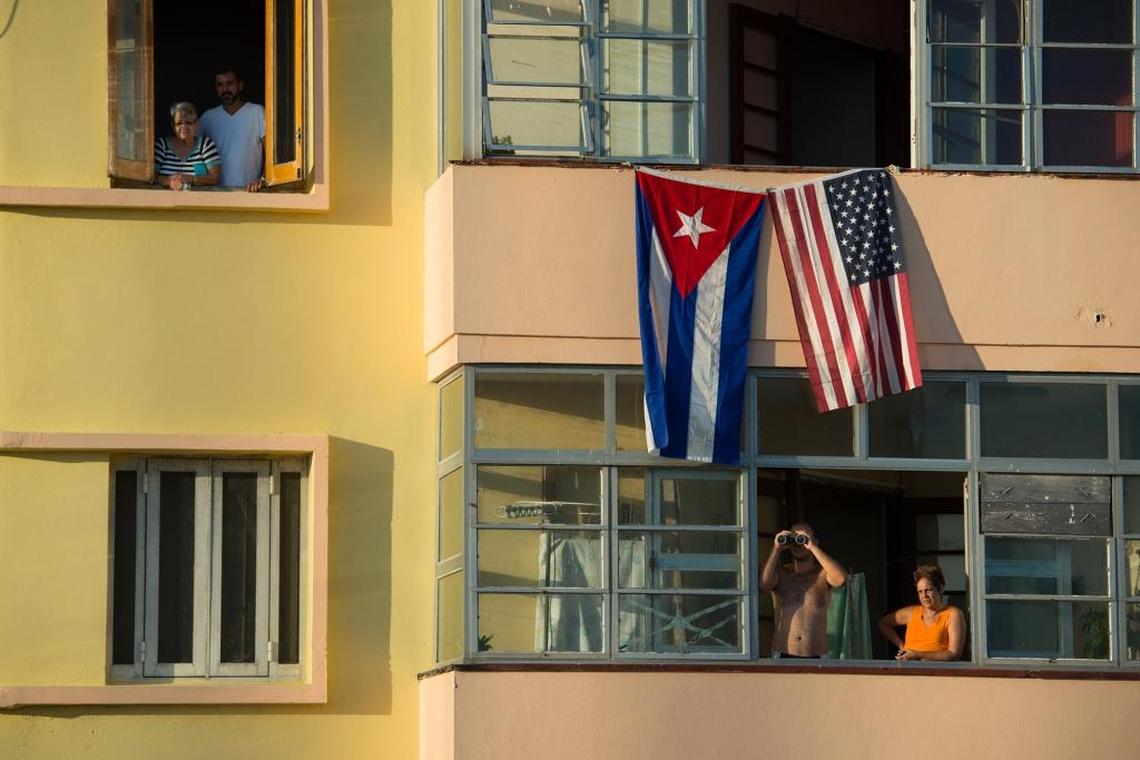 Una escena impensable en la isla hasta hace unos años: una bandera cubana junto a una de EEUU ondean en un apartamento de La Habana en agosto del 2015.