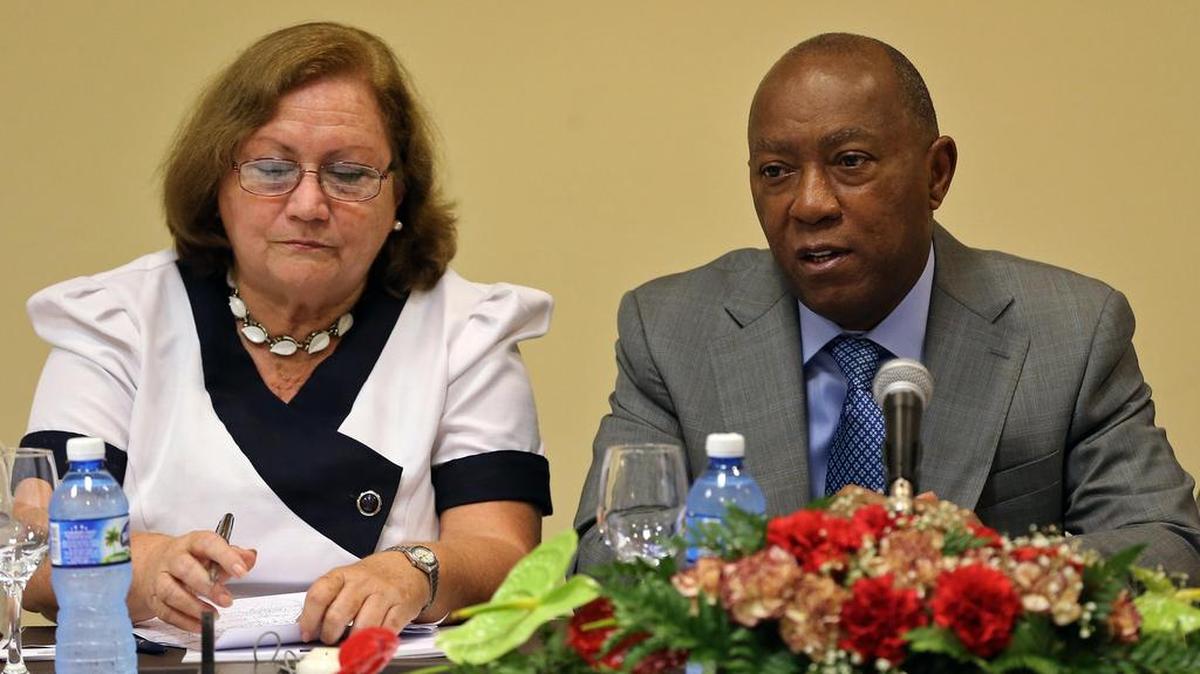 El alcalde de Houston, Sylvester Turner, junto la directora de política comercial con América del Norte del Ministerio de Comercio Exterior.