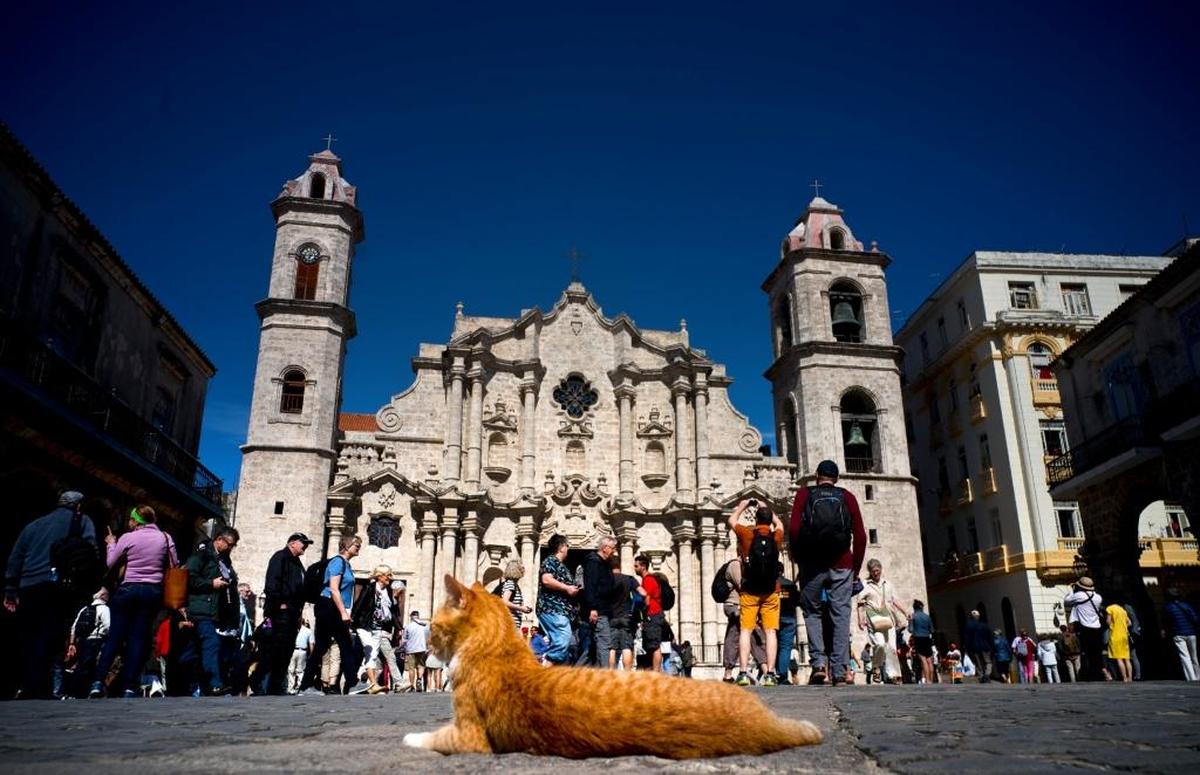 Turistas visitan la Catedral de La Habana.