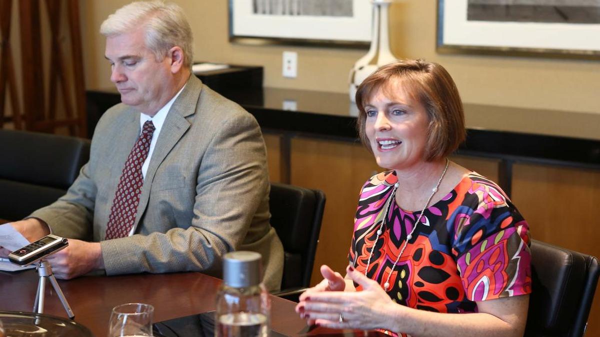 La congresista demócrata de Florida, Kathy Castor, y el representante republicano de Minnesota, Tom Emmer, durante una conferencia de prensa el miércoles en Miami.
