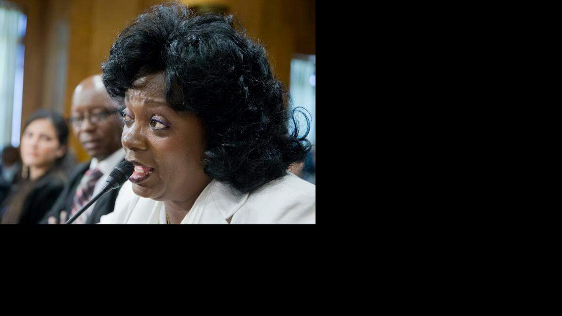 
Berta Soler, presidenta de las Damas de Blanco; Rosa María Payá, del Movimiento Liberación Cristiana Cubana e hija del difunto disidente Oswaldo Payá Sardiñas, y Manuel Cuesta Morúa, vocero de Arco Progresista y coordinador de Nuevo País, testifican durante una audiencia del Subcomité de Relaciones Internacionales para el Hemisferio Occidental del Senado, celebrada el 3 de febrero de 2015, en Washington DC. El comité escuchó los testimonios sobre el impacto de los cambios de las políticas de EEUU en Cuba.
