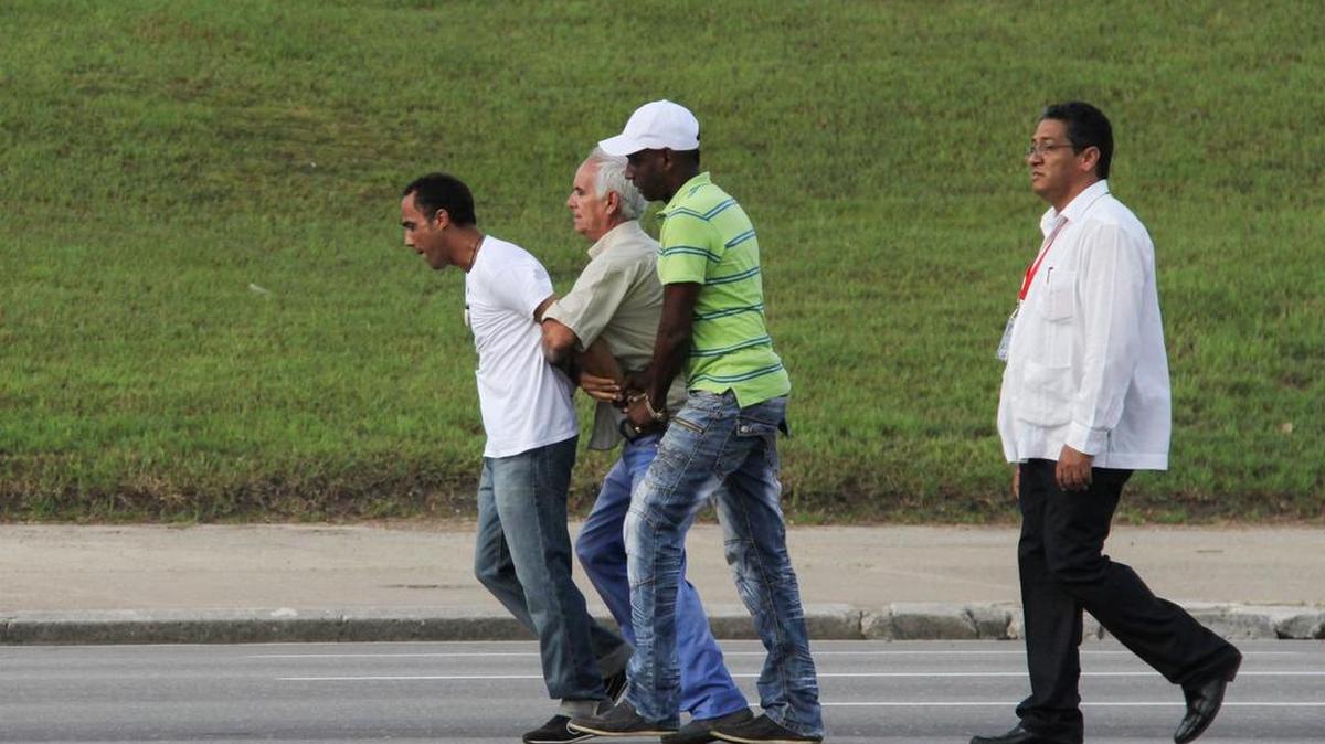 
Un disidente cubano es detenido por agentes de seguridad durante la misa del papa Francisco en La Habana, el domingo 20 de septiembre. 
