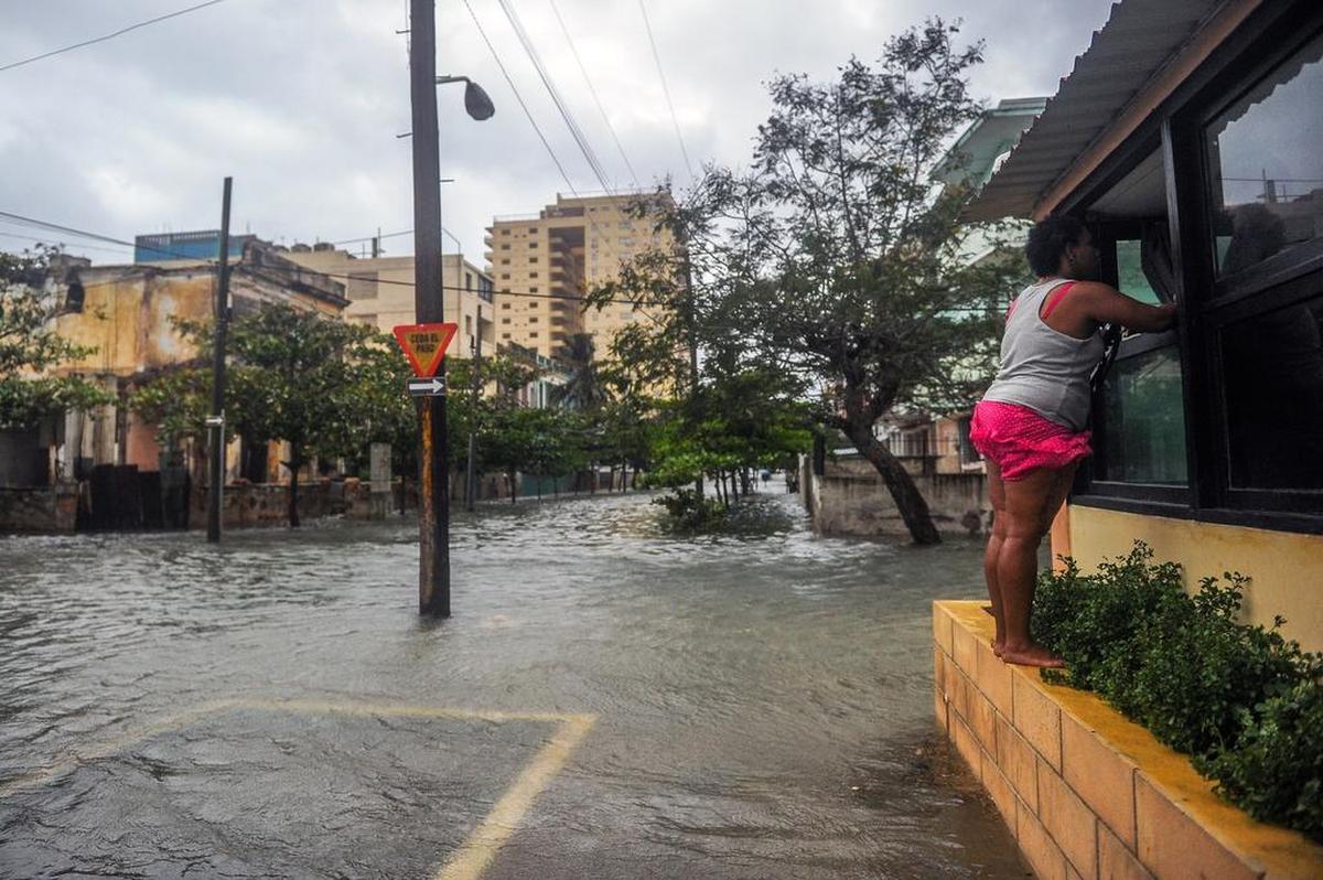 El paso del huracán Irma causó inundaciones en las calles de La Habana el sábado.