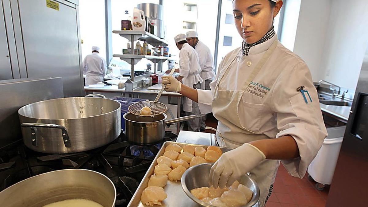 
La estudiante María F. Orantes, prepara una comida en la cocina del Instituto Culinario del Miami Dade College, donde los cocineros cubanos impartirán una clase.
