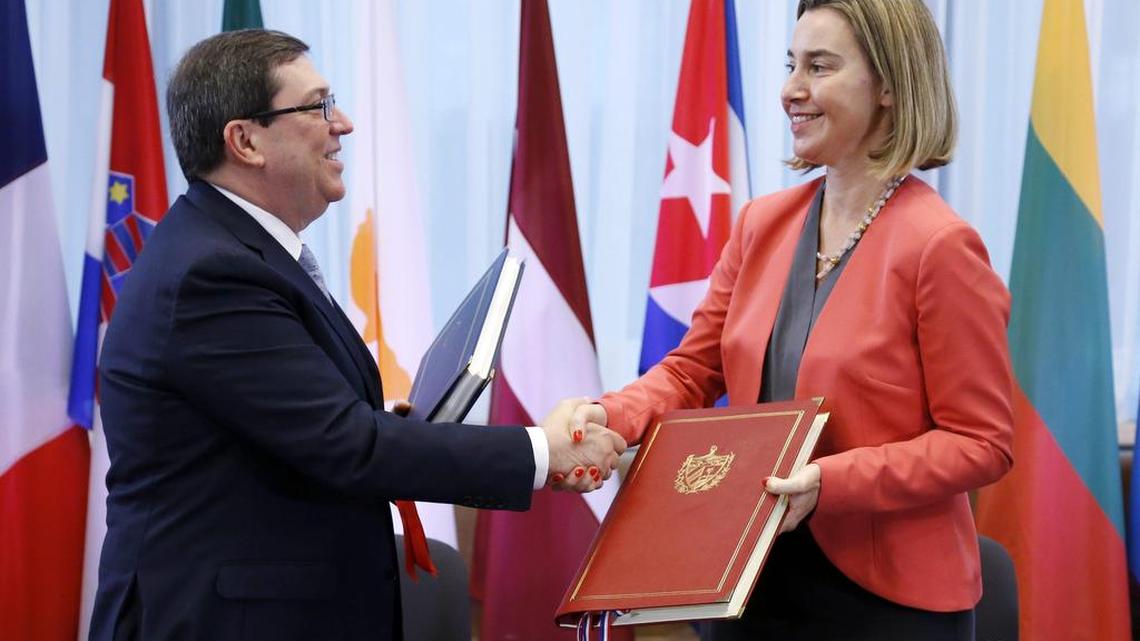 La jefa de la diplomacia europea, Federica Mogherini (d), y el ministro cubano de Exteriores, Bruno Rodríguez, asisten a la firma del acuerdo de diálogo y cooperación entre la Unión Europea y Cuba en Bruselas, Bélgica, el lunes 12 de diciembre de 2016.