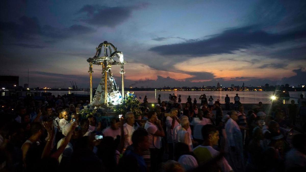 En esta imagen de archivo de 2015, devotos católicos cubanos participan en una procesión en honor a la Virgen de Regla, una advocación de la Virgen María que es patrona del pueblo que lleva su nombre frente a la Bahía de La Habana.