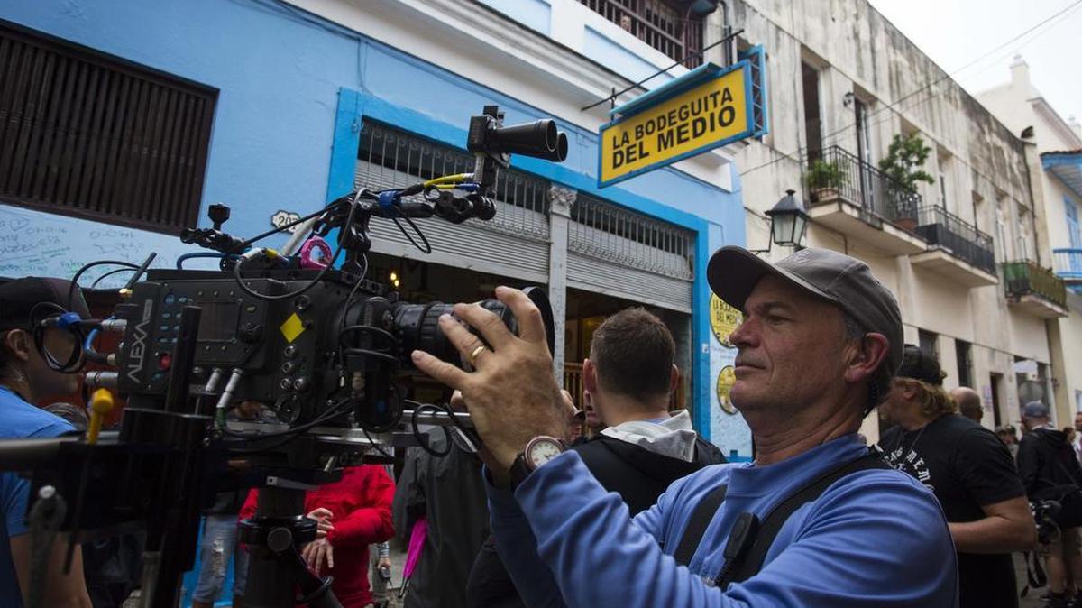 Michael Endler, camarógrafo de la serie “House of Lies”, realiza una toma frente a La Bodeguita Del Medio el 15 de enero, en La Habana.