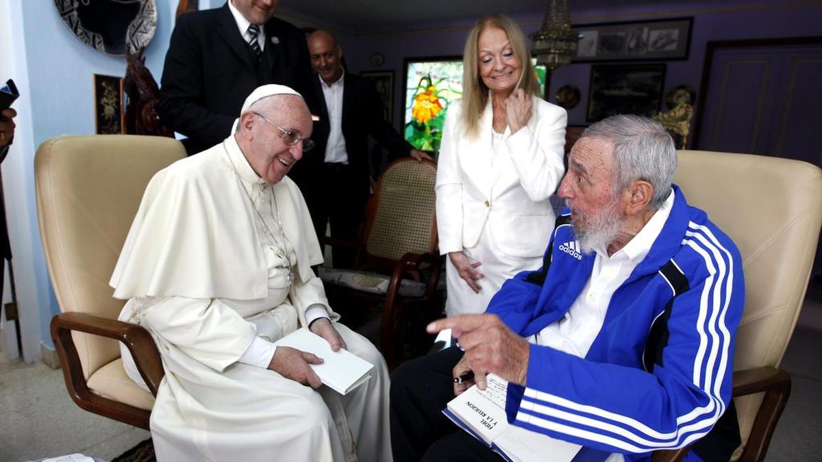 
Fotografía facilitada por Cubadebate del encuentro que el papa Francisco y el ex gobernante cubano Fidel Castro, de 89 años y retirado del poder en 2006, celebraron en La Habana (Cuba) después de que el pontífice oficiara una misa multitudinaria en la Plaza de la Revolución ante unas 200,000 personas, según datos oficiales. 
