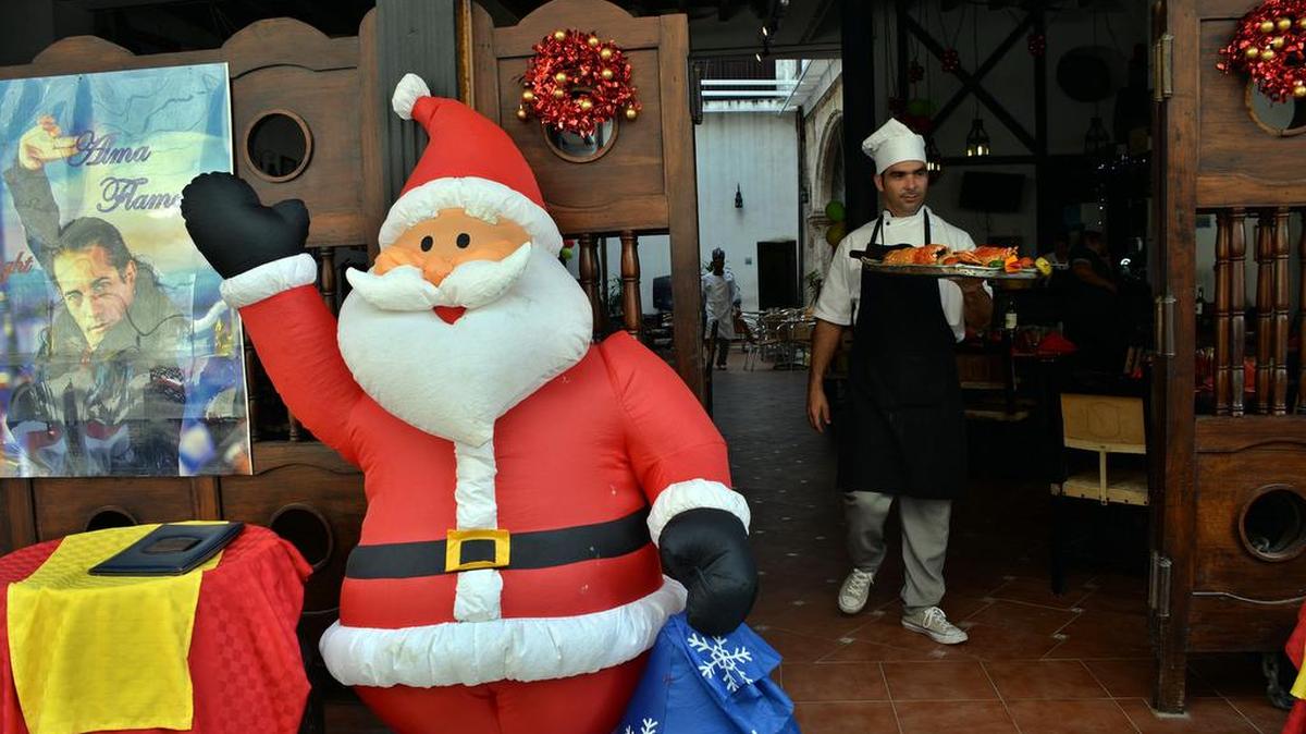 Fotografía del 23 de diciembre de 2015 que muestra de un restaurante adornado con un Papá Noel en La Habana (Cuba).