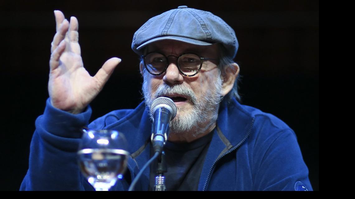 
El cantautor cubano Silvio Rodríguez participa en la presentación del libro "Por todo espacio, por este tiempo, con Silvio Rodríguez en barrios de La Habana", de la periodista cubana Mónica Rivero, el martes 26 de mayo de 2015, en el Centro Cultural Nestor Kirchner de Buenos Aires (Argentina).
