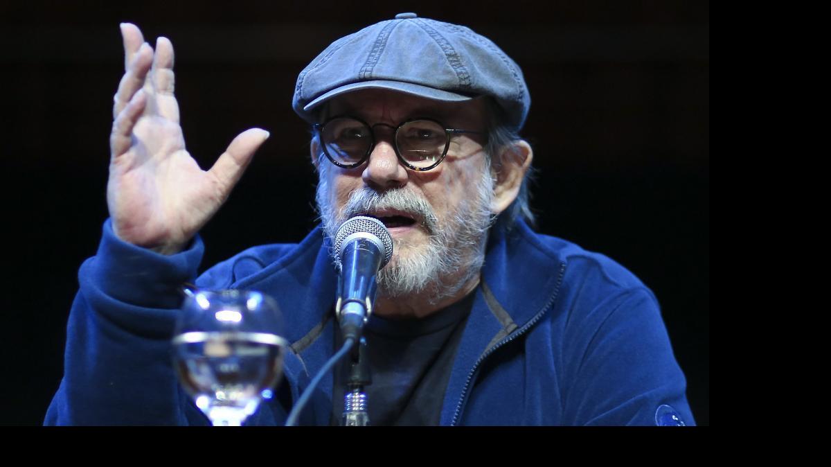 
El cantautor cubano Silvio Rodríguez participa en la presentación del libro "Por todo espacio, por este tiempo, con Silvio Rodríguez en barrios de La Habana", de la periodista cubana Mónica Rivero, el martes 26 de mayo de 2015, en el Centro Cultural Nestor Kirchner de Buenos Aires (Argentina).
