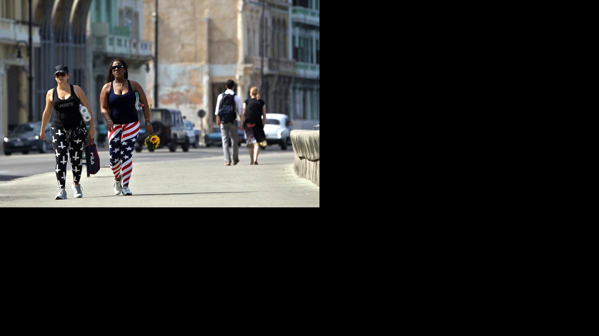 
Dos mujeres caminan hoy, jueves 15 de enero de 2015, por una calle de La Habana (Cuba).
