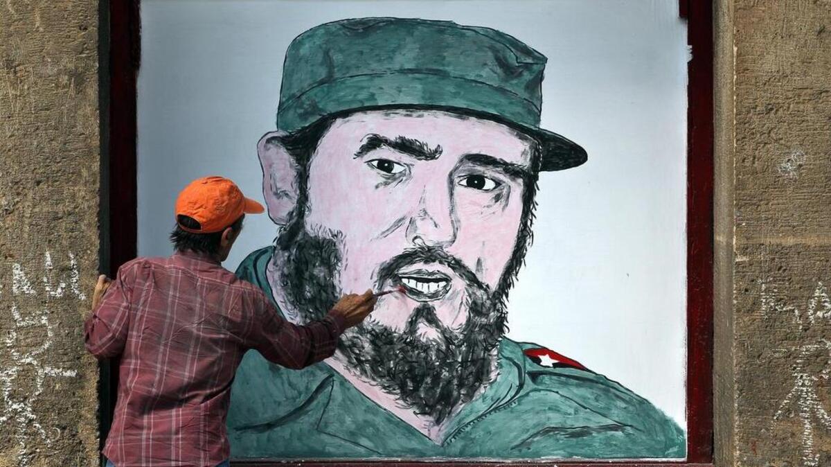 Un hombre realiza un dibujo con la imagen de Fidel Castro en la fachada de un edificio el domingo 27 de noviembre de 2016, en La Habana (Cuba).