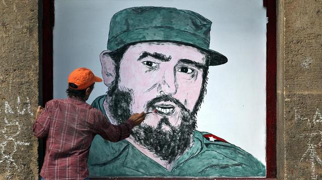 Un hombre realiza un dibujo con la imagen de Fidel Castro en la fachada de un edificio el domingo 27 de noviembre de 2016, en La Habana (Cuba).