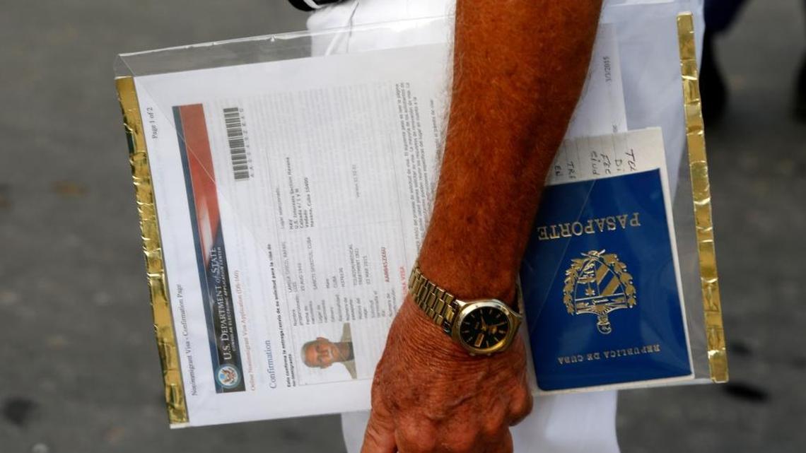 Un solicitante cubano de una visa para viajar a Estados Unidos sostiene sus documentos mientras espera en fila ante la embajada de EE.UU. en La Habana.