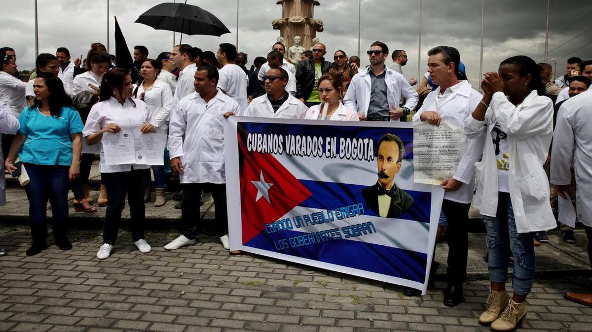 Decenas de médicos cubanos que huyeron de misiones internacionales protestan en agosto del 2015, en la Plaza de Banderas al sur de Bogotá.