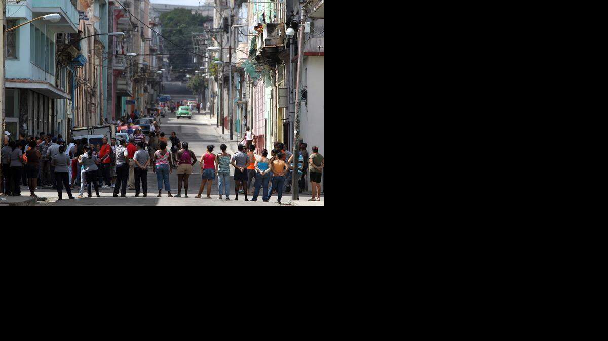 
Policías y militares en ropa de civil se alinean en las calles de acceso a la sede del grupo Damas de Blanco, en octubre del 2013, durante un homenaje por el segundo aniversario del fallecimiento de su líder Laura Pollán.


