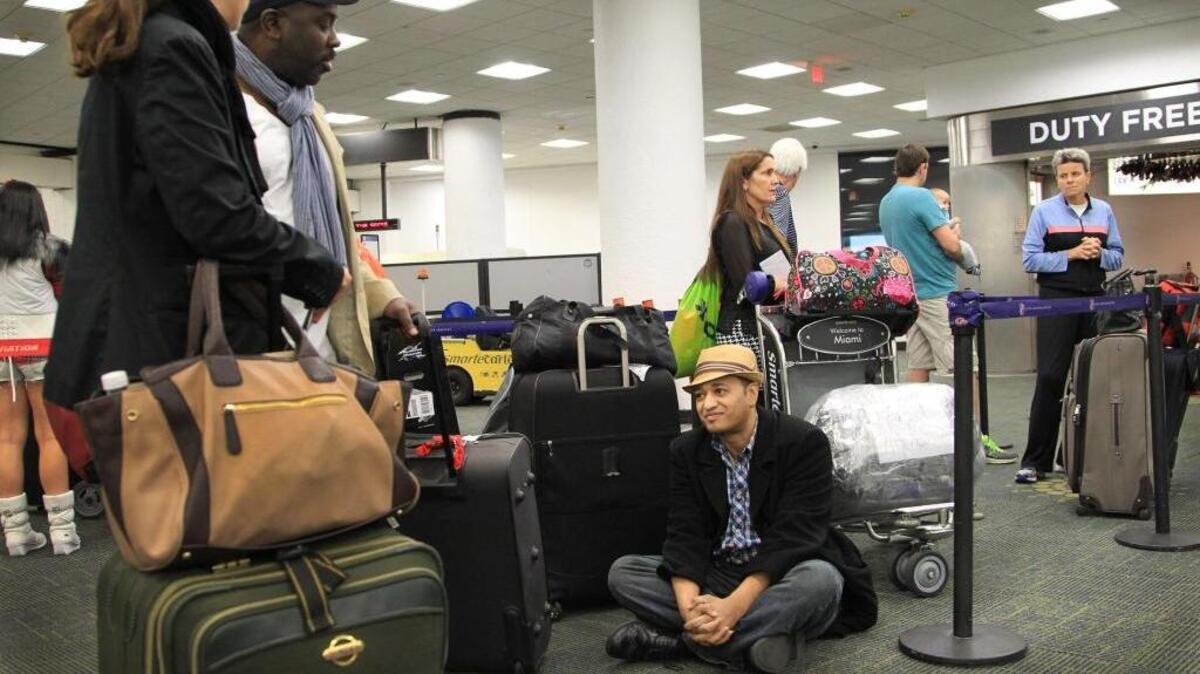 Robert Pryor, de Cleveland, Ohio, espera obtener su pasaje en el Aeropuerto Internacional de Miami para un vuelo ‘charter’ de Island Travel & Tours.