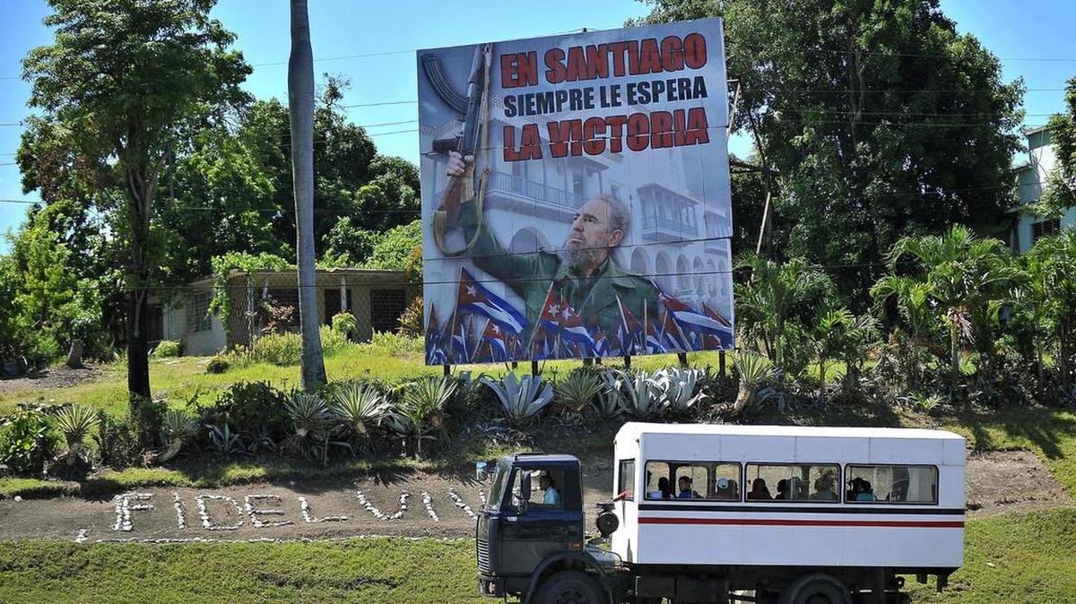 Un camión pasa junto a una pancarta que representa al difunto líder cubano Fidel Castro en la provincia de Santiago de Cuba el 23 de noviembre de 2017.
