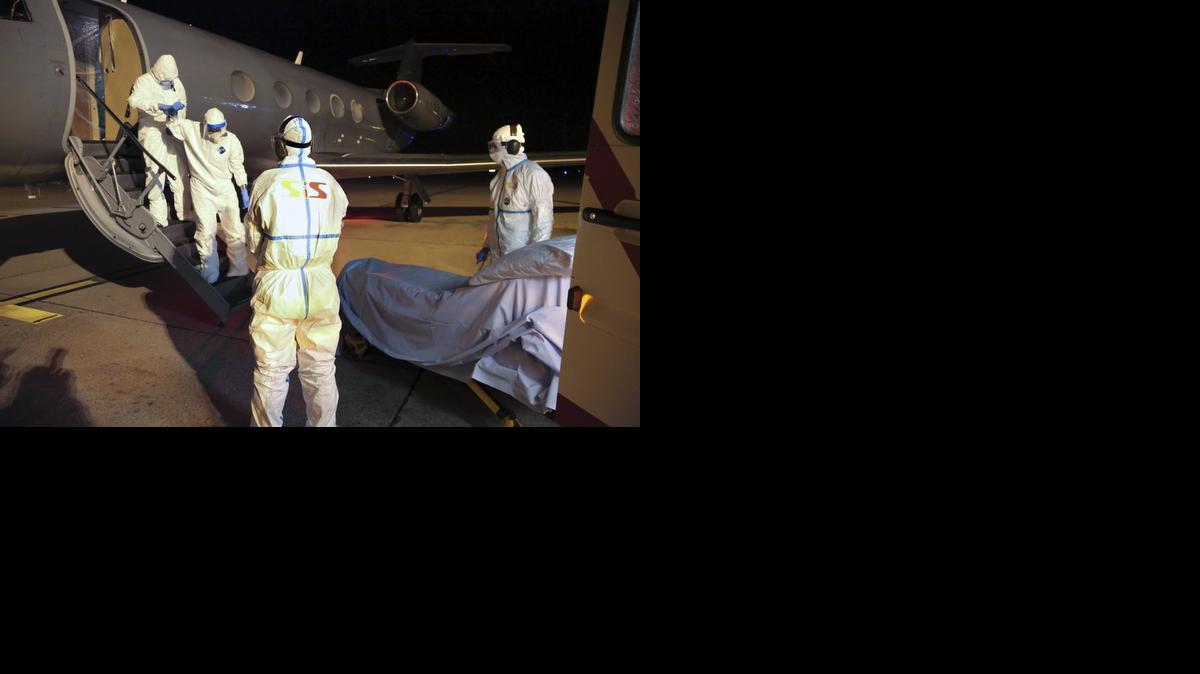 
 Fotografía facilitada de la llegada del médico cubano Félix Báez Sarría (2º izq), contagiado de ébola en Sierra Leona, al Aeropuerto Internacional de Ginebra (Suiza) en la noche del 20 de Noviembre de 2014. 

