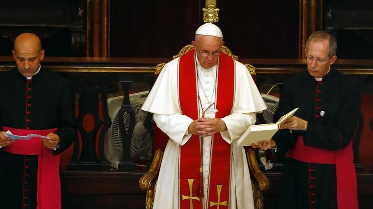 
El papa Francisco dirige las oraciones de la tarde en la Catedral de La Habana hoy, domingo 20 de septiembre de 2015, durante las actividades de su visita oficial a la isla como parte de una gira que le llevará también a Estados Unidos. 
