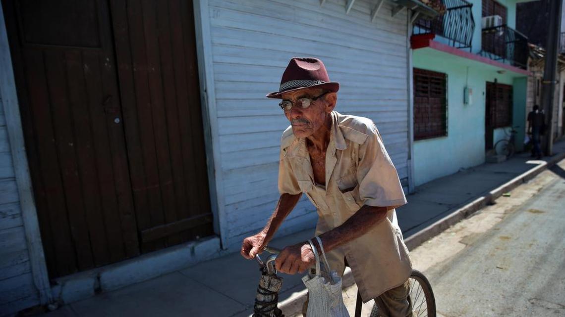 Un anciano monta en bicicleta el martes 17 de octubre de 2017, en Gibara (Cuba).