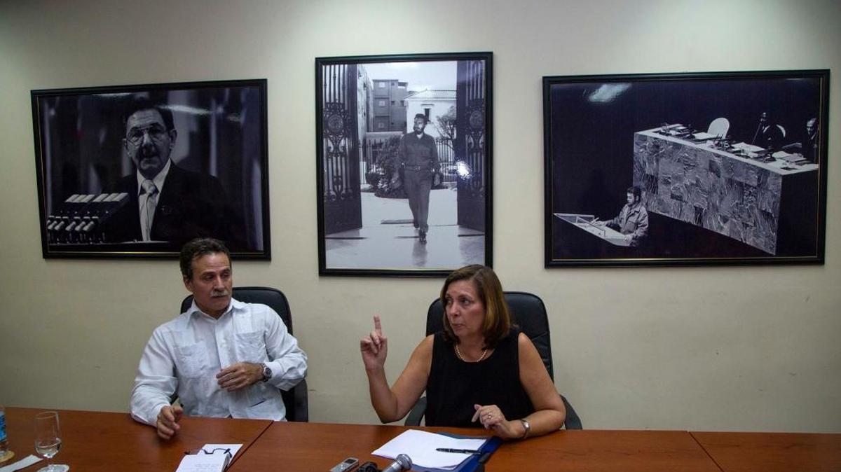 Josefina Vidal, entonces directora del Departamento para Norteamérica del Ministerio de Relaciones Exteriores cubano, y Gustavo Machin, subdirector del mismo departamento, en el 2015.