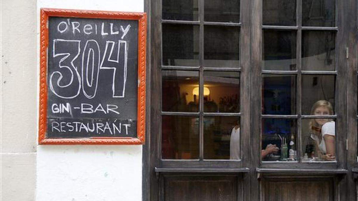 Un grupo de turistas come en el paladar O'Reilly 304 de La Habana Vieja, en Cuba, el lunes 1 de junio de 2015.