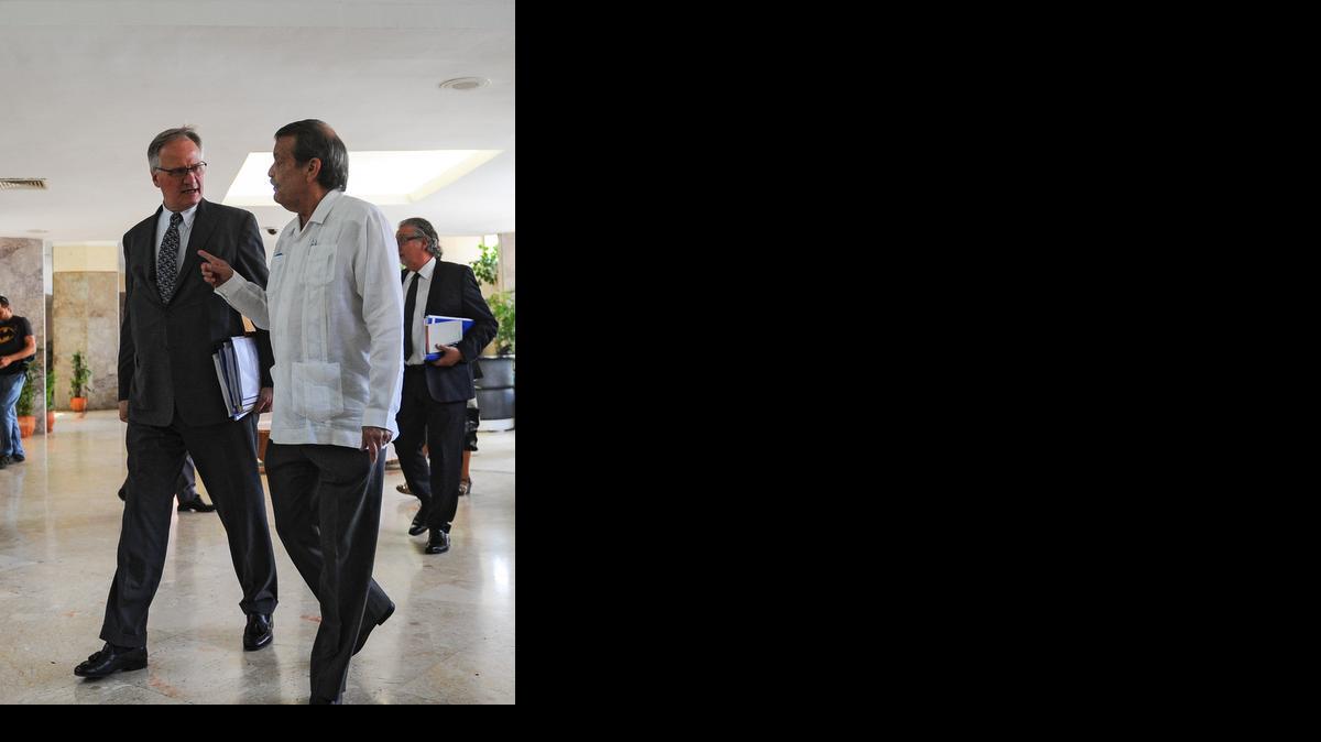 
El jefe negociador europeo Christian Leffler (izq.) y el funcionario del Ministerio de Relaciones Exteriores de Cuba Abelardo Moreno.


