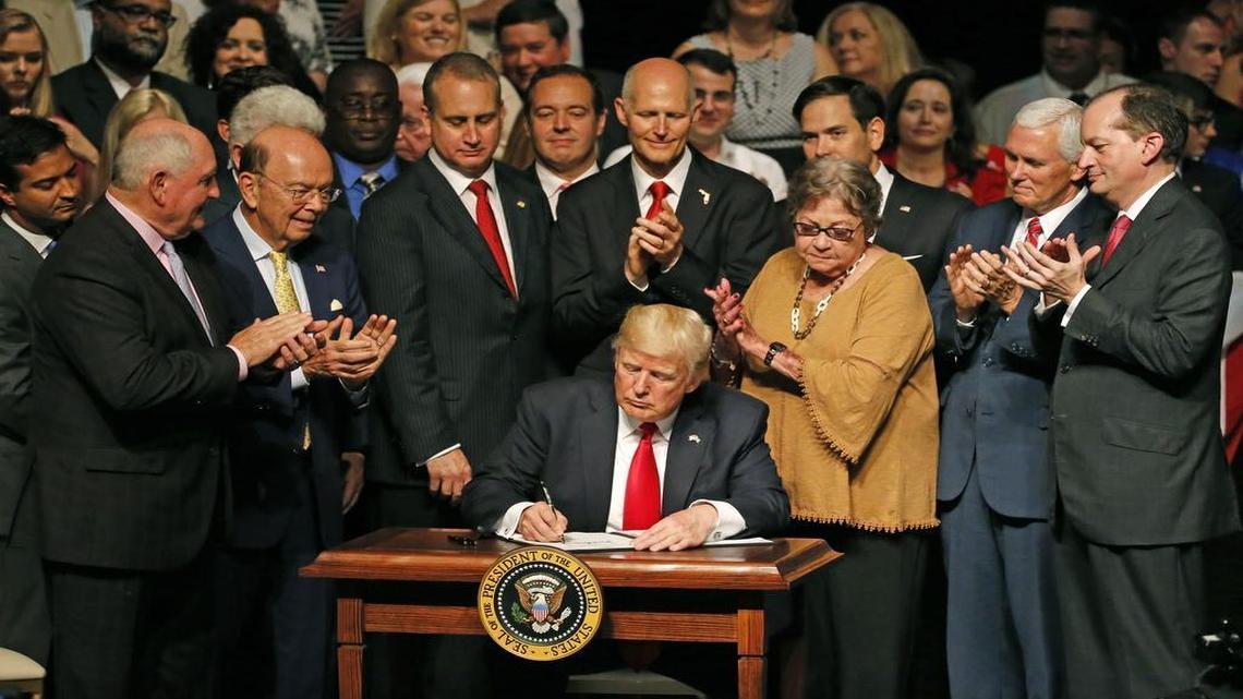 El presidente Donald Trump firma la orden ejecutiva con las nuevas directivas de la política hacia Cuba, en el Teatro Manuel Artime de Miami el viernes 16 de junio del 2017.