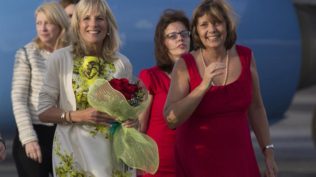 Jill Biden, esposa del vicepresidente de EEUU Joe Biden, llega al aeropuerto internacional José Martí en La Habana, Cuba.