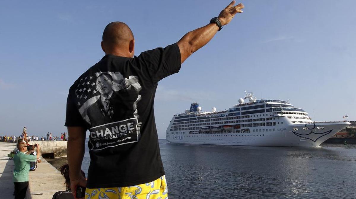 Un grupo de personas da la bienvenida al buque "Adonia", de la compañía Fathom, filial de la empresa Carnival el lunes 02 de mayo de 2016, en La Habana (Cuba), abriendo la primera línea de viajes de cruceros entre Estados Unidos y Cuba en más de medio siglo.