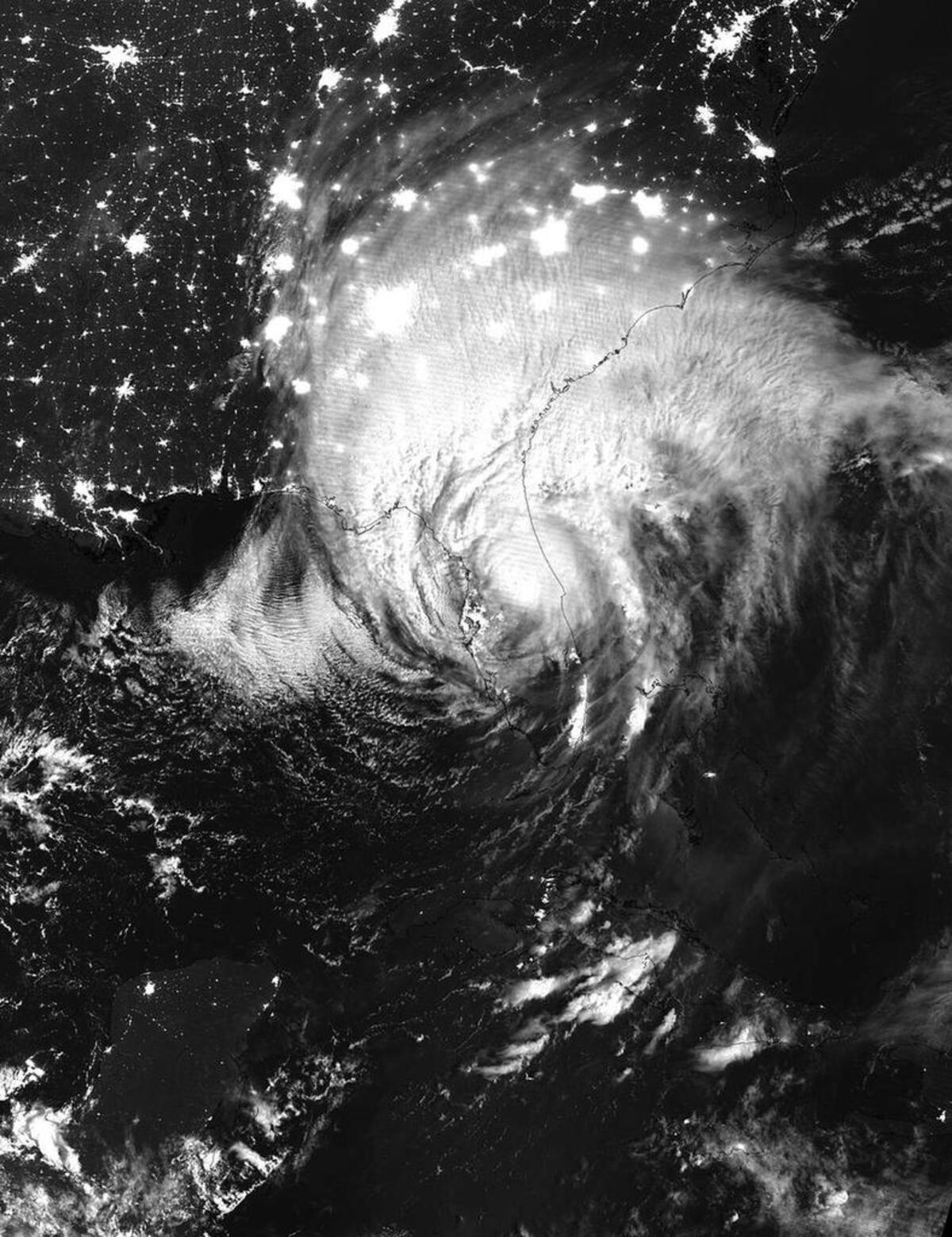 Imagen captada por la NASA del paso del huracán Irma por el norte de Florida. Todo el occidente y el centro de Cuba permanece a oscuras.