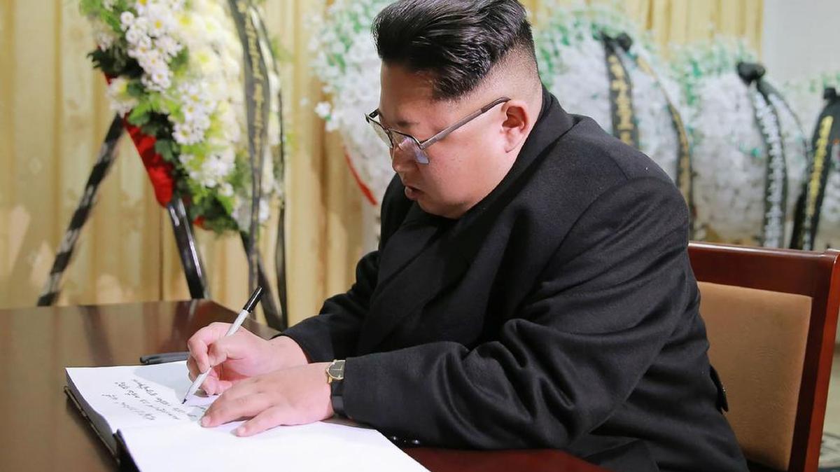 El líder norcoreano Kim Jong-Un escribe un mensaje para expresar sus condolencias por el fallecimiento del líder cubano Fidel Castro En la Embajada de Cuba en Pyongyang.