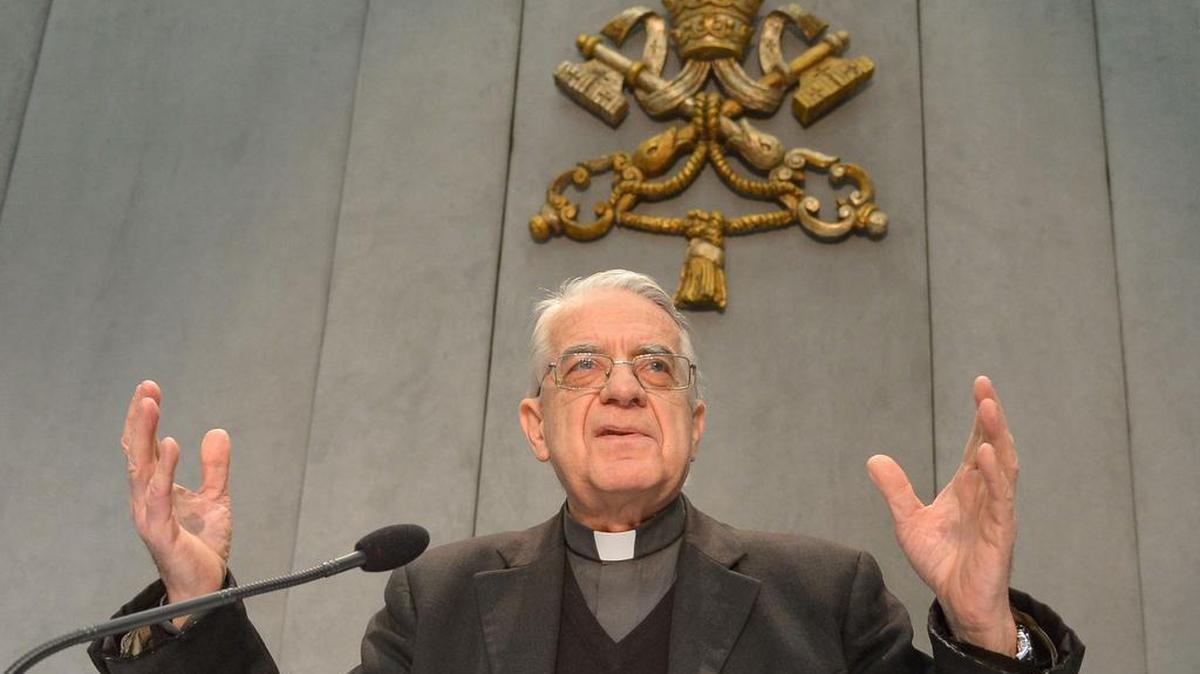 Federico Lombardi durante una conferencia de prensa en el Vaticano, el viernes 5 de febrero.