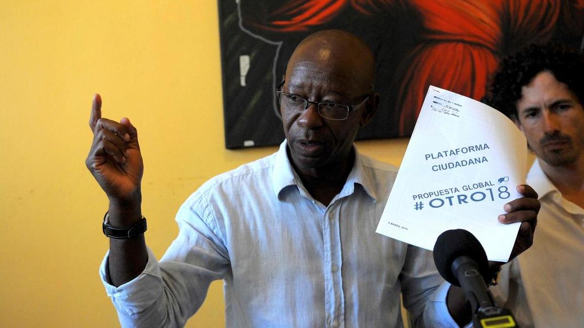 El dirigente opositor cubano Manuel Cuesta Morúa denuncia las amenazas de las fuerzas de seguridad cubana contra candidatos independientes, el jueves 24 de agosto de 2017 en La Habana. Lo acompaña el activista Boris González Arena.