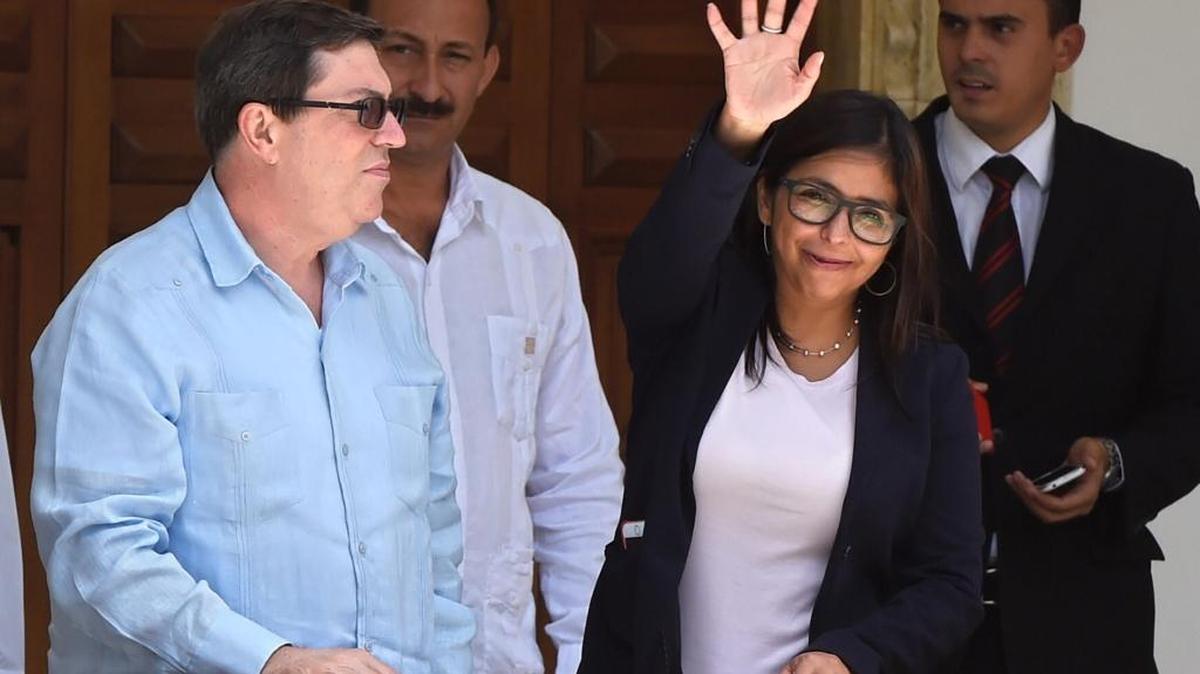 La canciller venezolana, Delcy Rodríguez (der.) junto su homólogo cubano, Bruno Rodríguez.