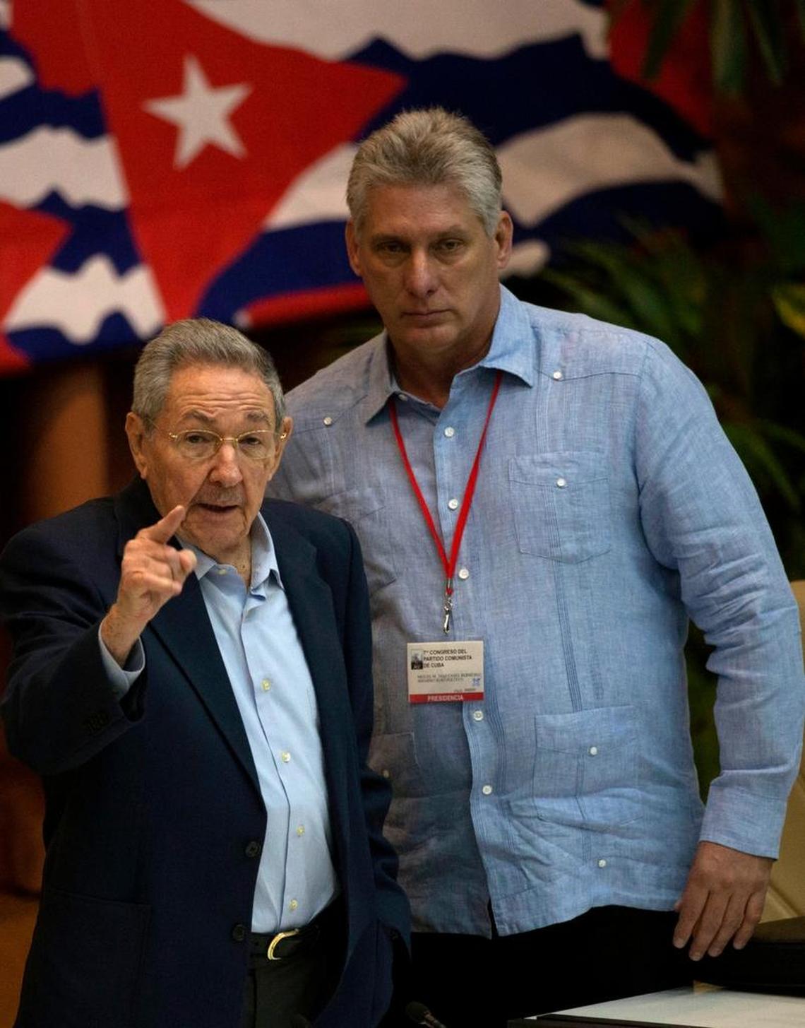 El gobernante cubano Raúl Castro conversa con el vicepresidente Miguel Díaz-Canel durante el séptimo congreso del PCC en La Habana, el 16 de abril del 2016. Se espera que Díaz-Canel sea el sucesor de Castro, pero nada se ha confirmado hasta el momento.