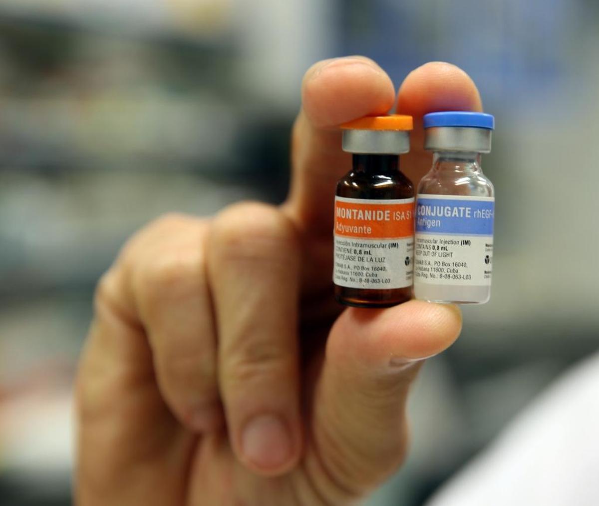 El doctor Pedro Camilo Rodríguez, del Centro de Inmunología Molecular, en Cuba, muestra las vacunas para tratar el cáncer de pulmón.