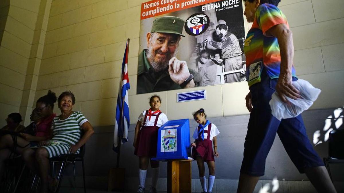 Una mujer llega a una mesa electoral para votar en las elecciones municipales en La Habana, Cuba, el domingo 26 de noviembre de 2017.