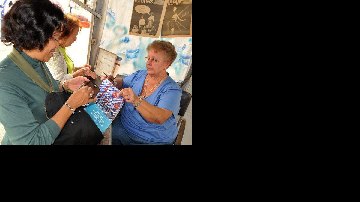 
Una mujer compra en el 2010,el documento marco para el VI Congreso del Partido Comunista de Cuba (PCC). Analistas consideran que en el 2014 se inciia el relevo generacional en la cúpula gobernante. 

