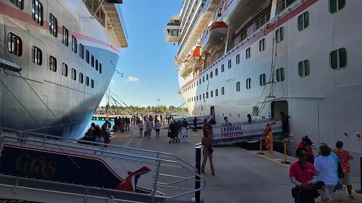Pasajeros de los cruceros Mardi Gras, izquierda, y Carnival Freedom desembarcan en Isla Gran Turca, el 26 de mayo del 2022.